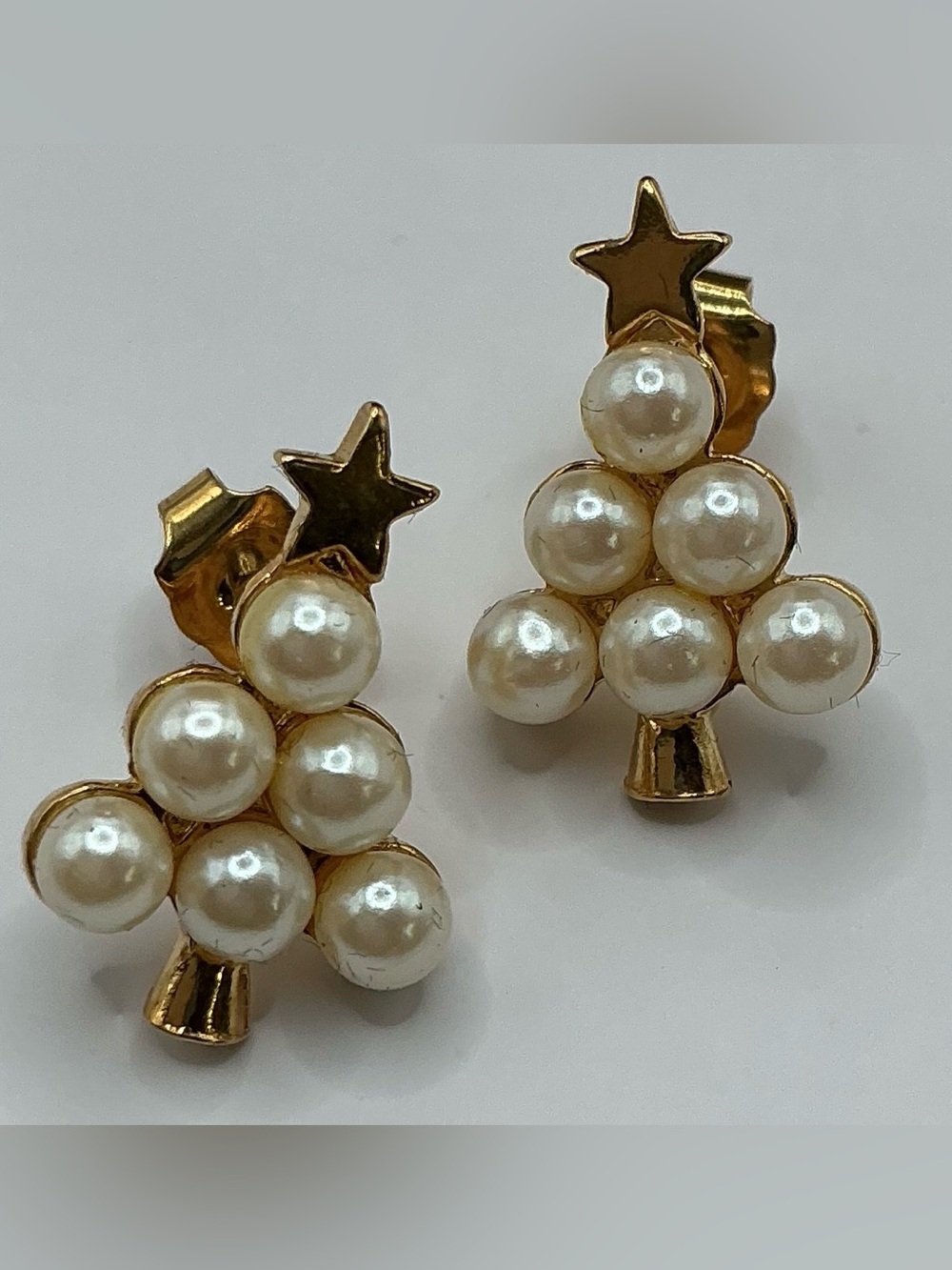 VINTAGE AVON NWT FAUX PEARL GOLD TONE STAR TOPPED TREE PIERCED STUD EARRINGS